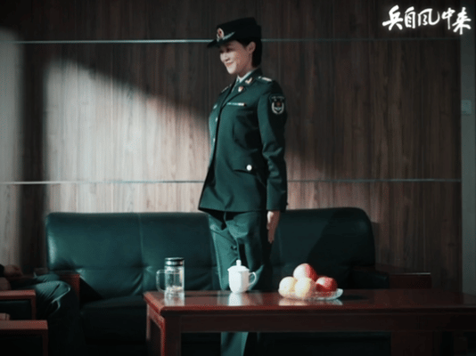 李现为蓝盈莹新剧宣传新剧开播李现暖心帮忙宣传，二人礼貌互动。专注演戏、彼此欣赏，