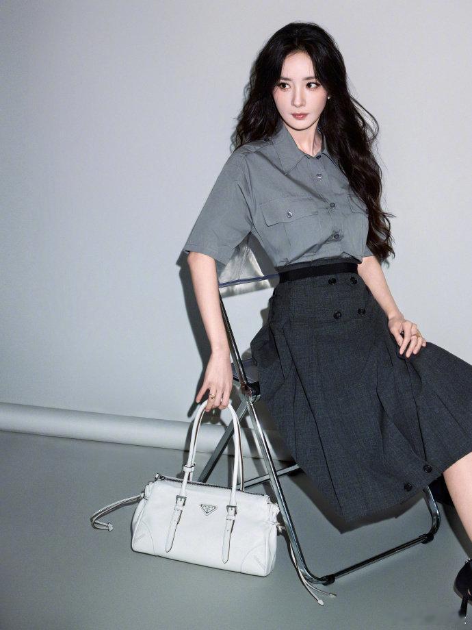 低饱和灰调西装+衬衫 杨幂把高级版玩明白了！ 