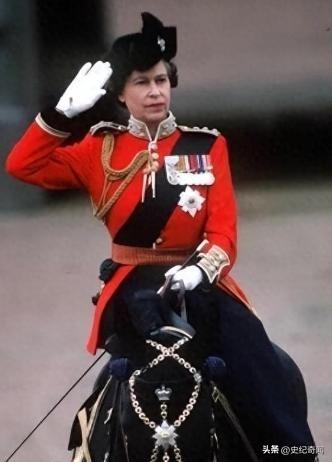 1981年，55岁的英国女王骑马检阅部队，被一名17岁的少年连射6枪，枪枪射中要
