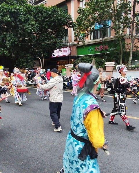 元宵节广州到处都是新年味
📍广州 
正月十五闹元宵，真的热闹非凡，太热闹了。回