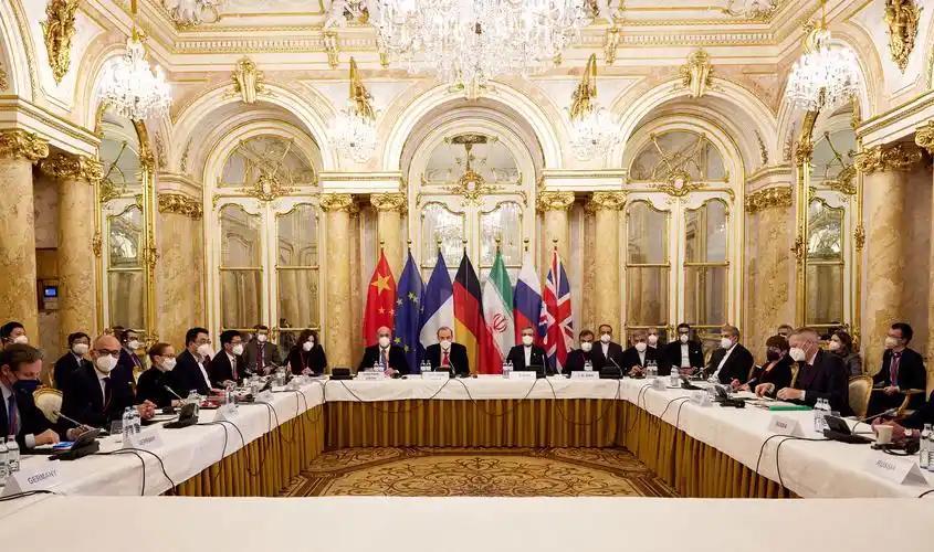所谓“南海仲裁案”满十周年，十几个域外国家突然凑局炒冷饭，妄图用一张越权出生的废