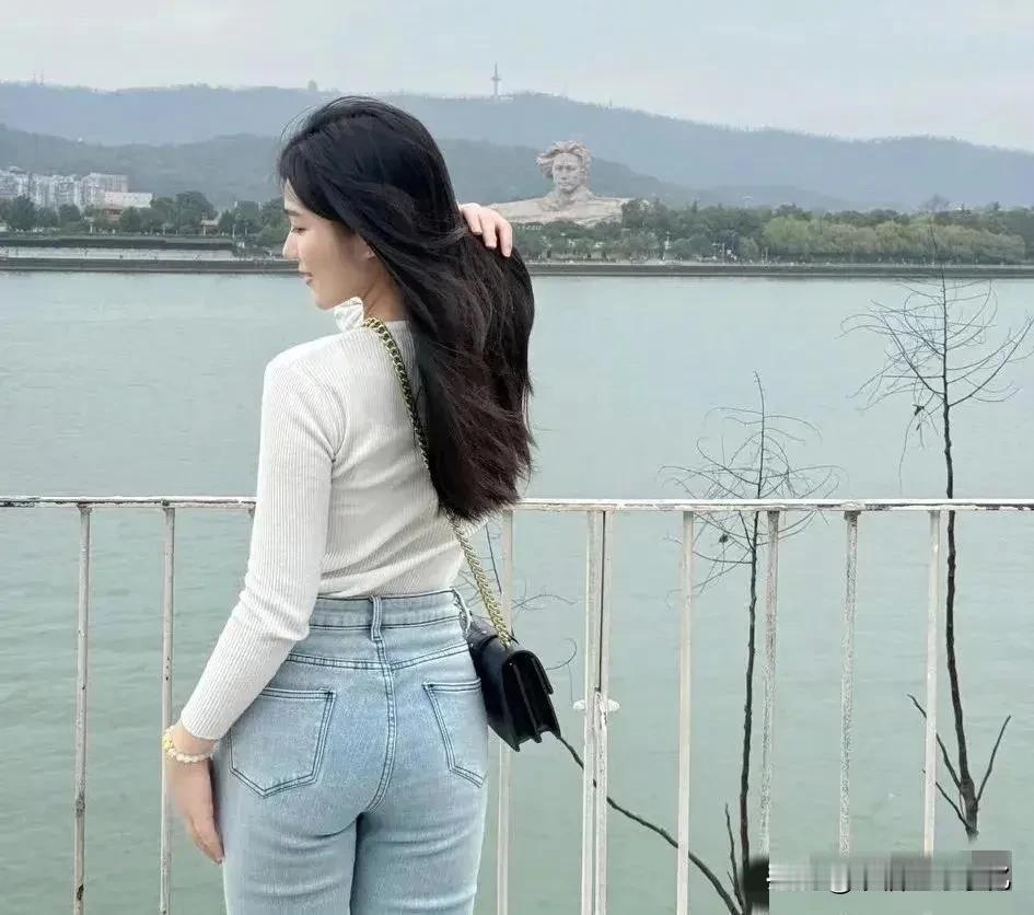 红颜如花，倩影翩跹。