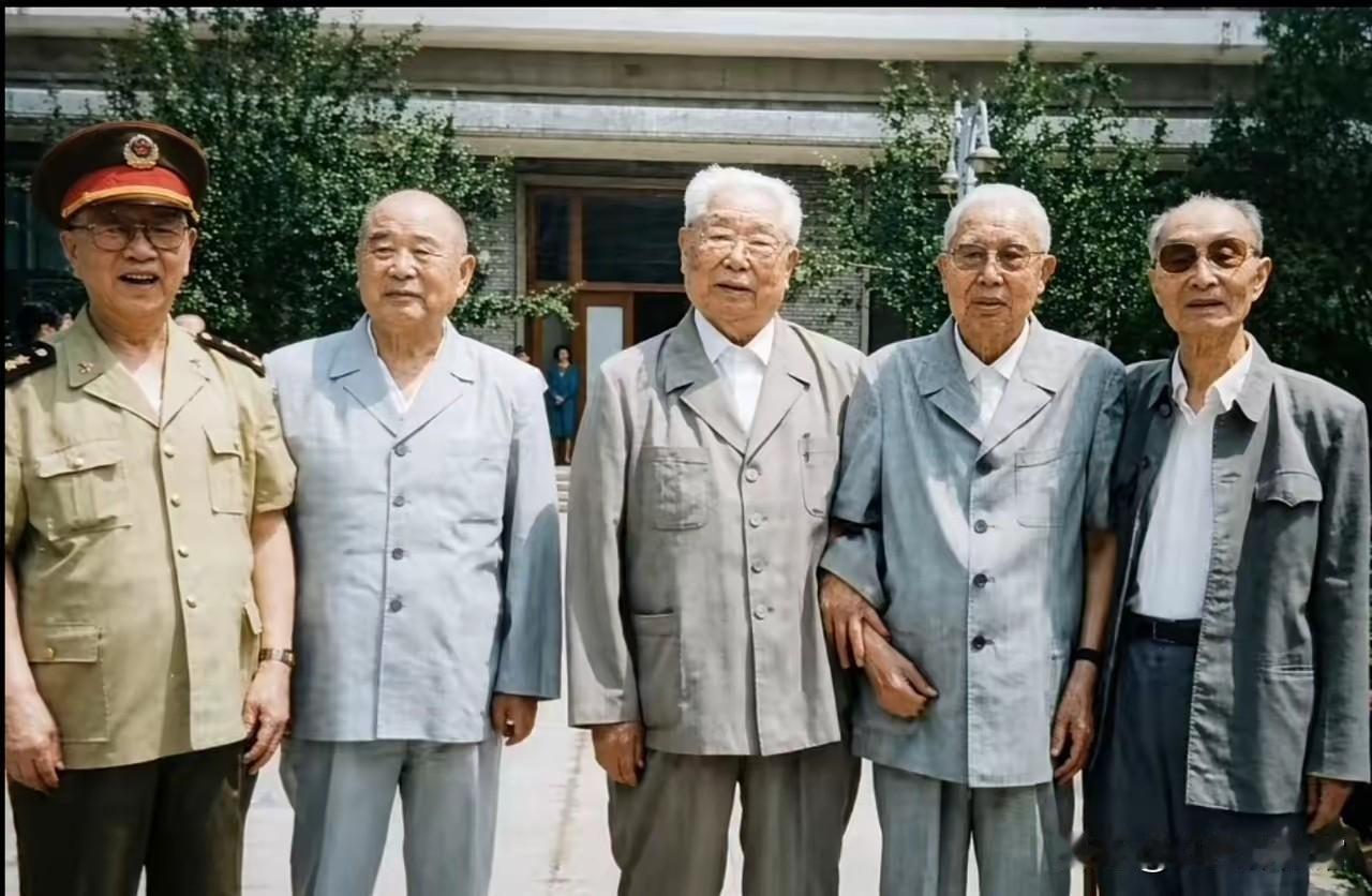 这是五位开国老将的晚年珍贵合影，从左至右依次为刘华清、李德生、陈锡联、王平、张爱