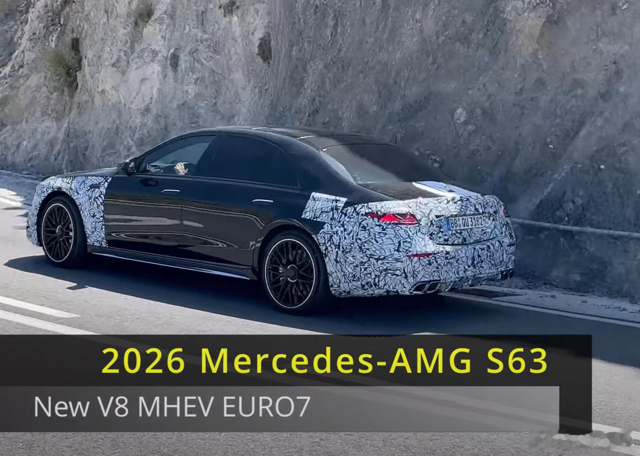 从Ncars的视频上看，新的S级AMG版本S63的左侧后翼子板上的加电口伪装确实