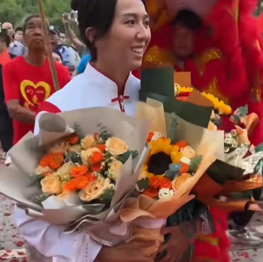 林雨薇回到了家乡福建尤溪！家乡人用最隆重的礼节迎接了这位女儿！

舞狮、鞭炮、鲜