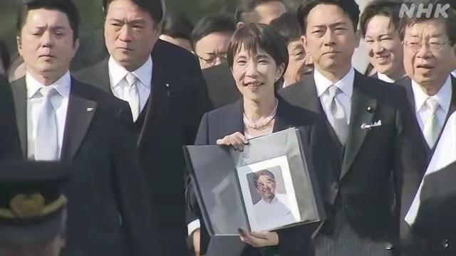 1月5日，高市早苗今天带着安倍晋三的遗像，参拜了日本伊势神宫，并召了开记者会。对