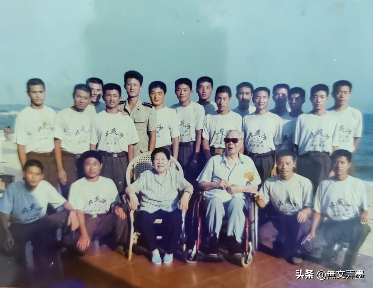 开国上将杨成武和夫人在北戴河疗养期间和警卫战士们合影：有懂的说一下，这样的警卫规