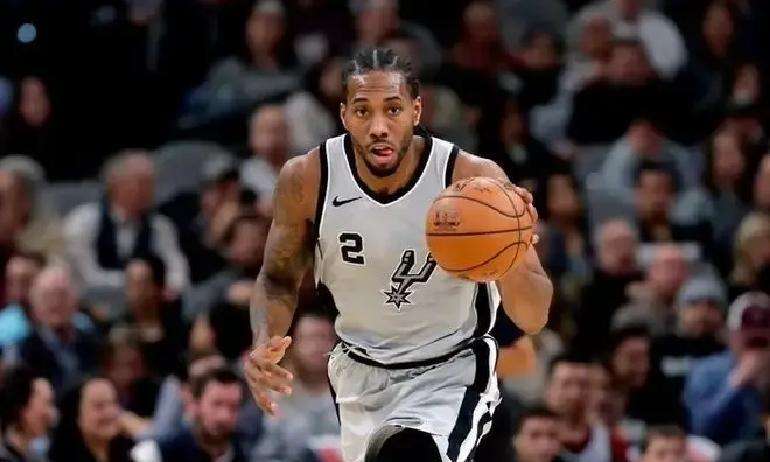 55分！34岁伦纳德第一次疯
 
全队冲上去泼他冰水，发型当场炸毛。他甩甩辫子：