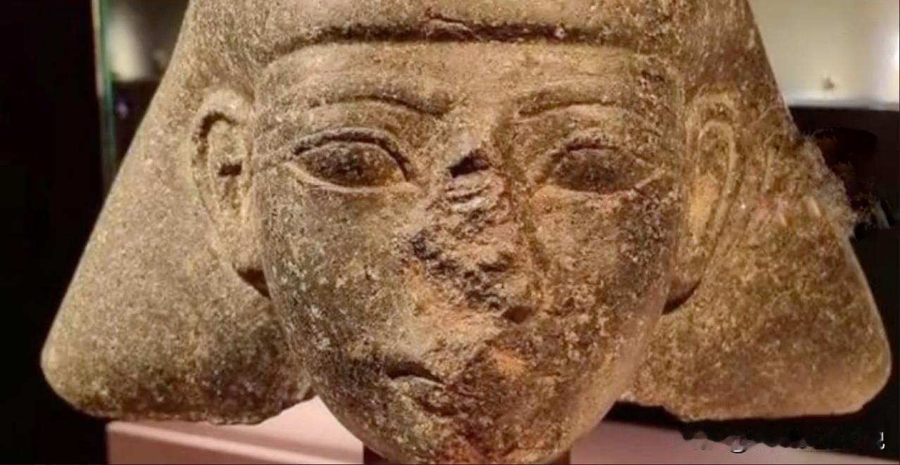 这才像点儿3500年前文物该有的样子，至少岁月侵蚀的痕迹斑驳可见，比那种崭新的石