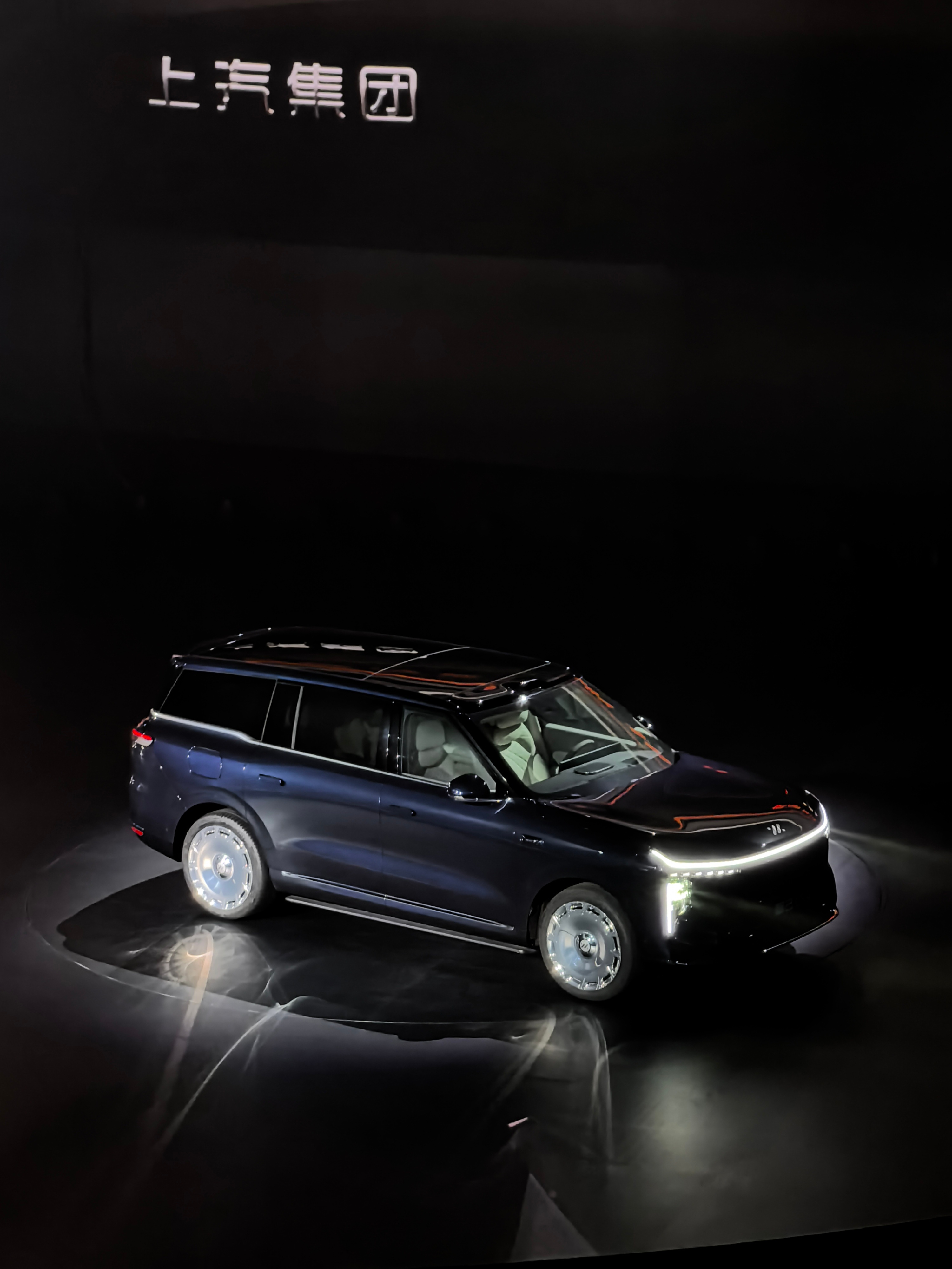 仔细研究一下智己LS9的设计和配置我发现新奇的卖点有很多，比如能洗澡，比如有地热