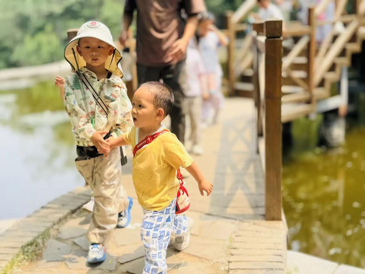 周末，带幼儿园的孩子奔赴封龙山。踏入山林，清新的空气扑面而来。行至水边，一座小木