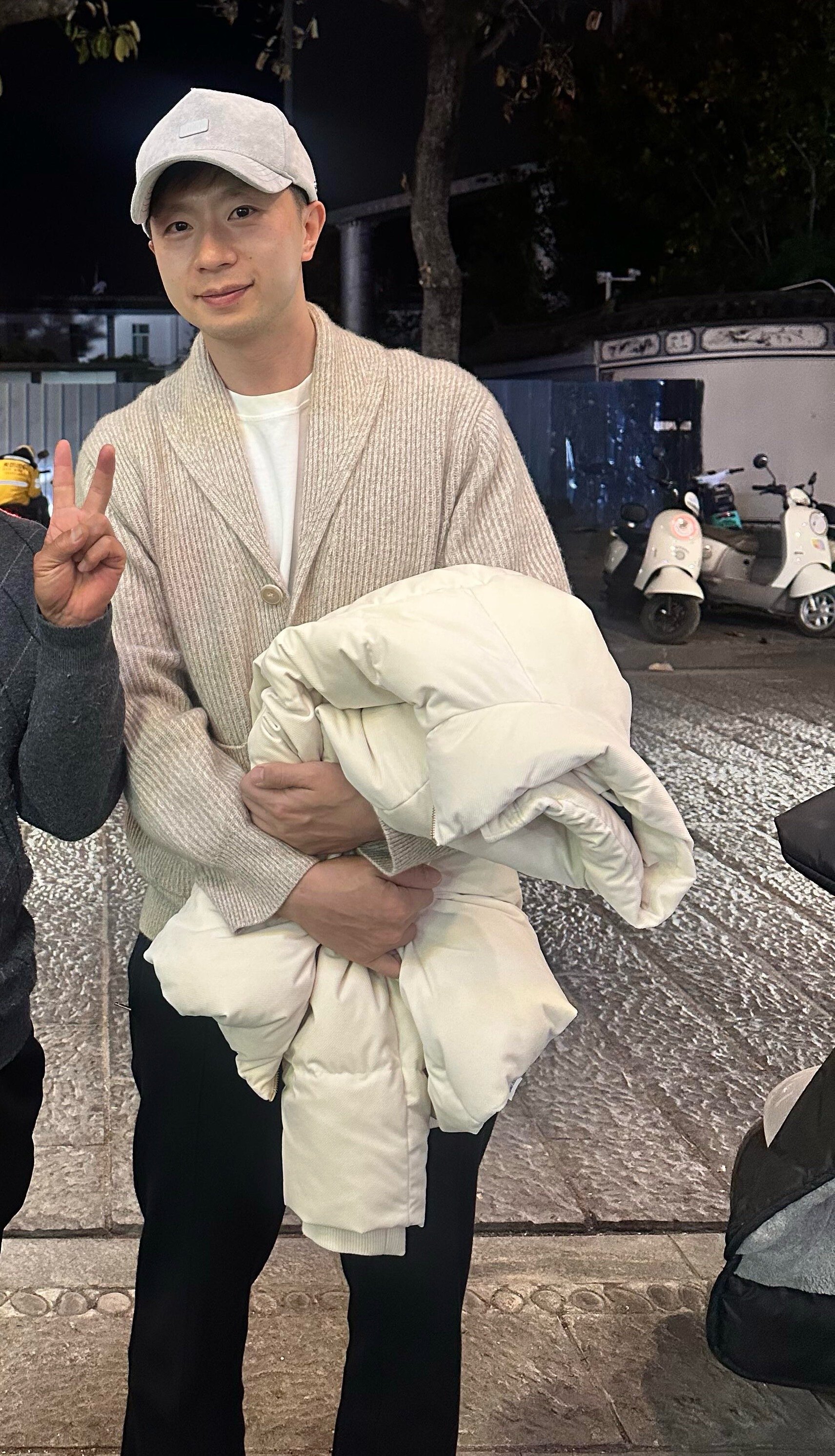 温柔甜美的穿着米色羊绒衫抱着外套的小妻子 