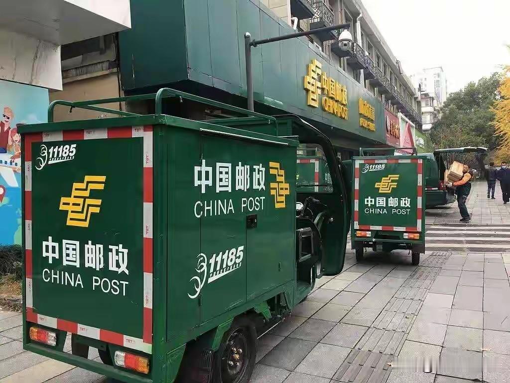 江苏这起快递员送错快递被杀的事儿，看得人无比痛心。30岁的邮政正式员工小李，那天