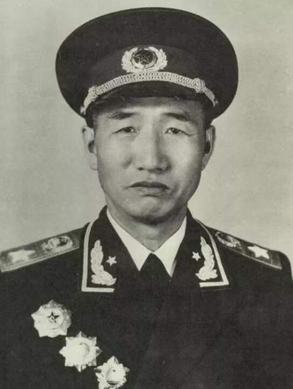 1955年授衔，三位元帅主动“让衔”，毛泽东一句话道破天机。1955年的9月份，