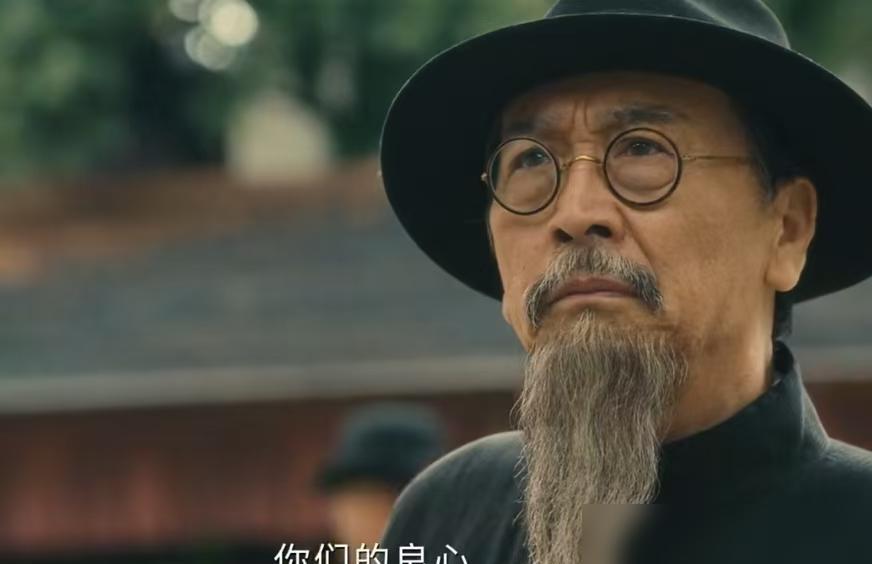 战场上爬了八年回来，亲儿子指着厨子喊爹！旅长张云魁当场就懵了，手里给儿子买的糖人