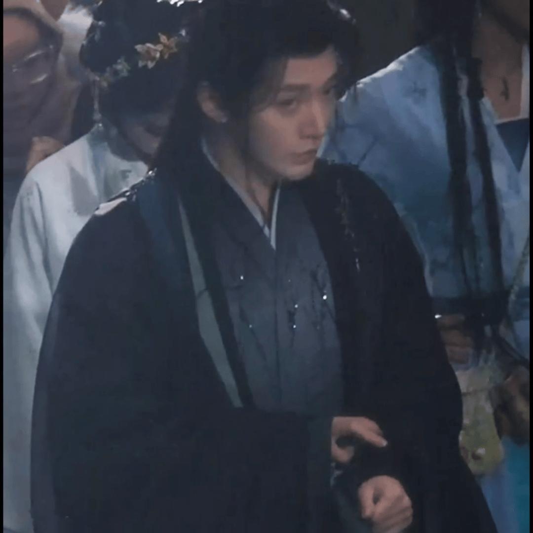 有人知道邓为穿的是什么保暖衣吗？贵不贵啊？危不危险？

我也好想拥有一套，但是不