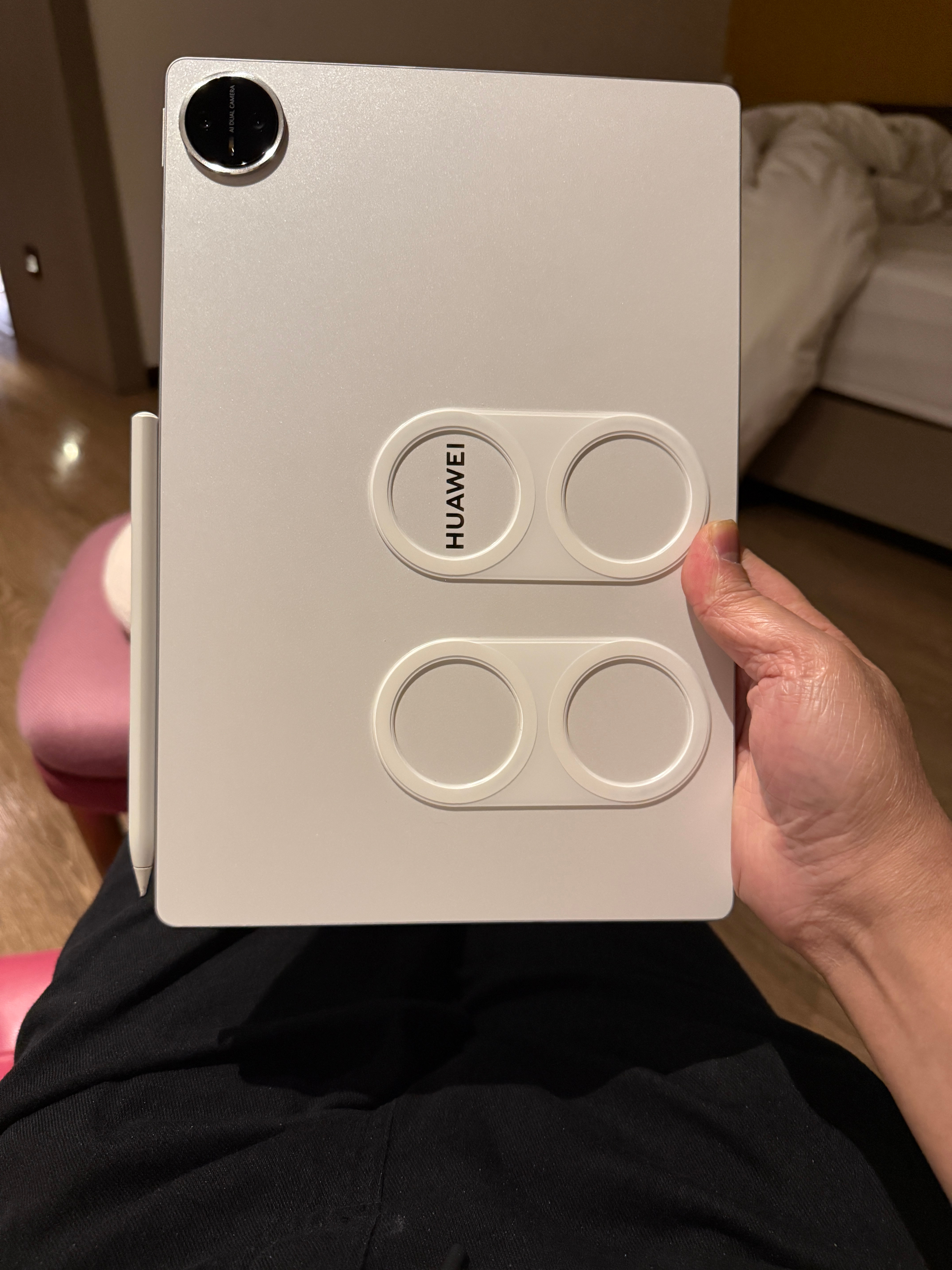 我这个带滑轮的落地支架已经被夫人“霸占”了，我只能双手抱着平板用了这不得劲，明天