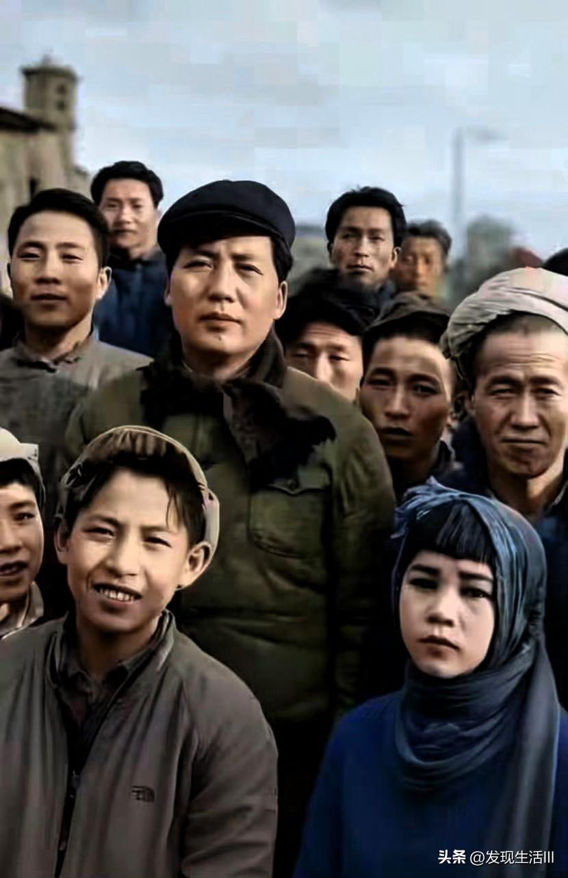 1937年在上海成立的孩子剧团，是抗战时期少年抗日文艺团体。这张照片是教员在延安
