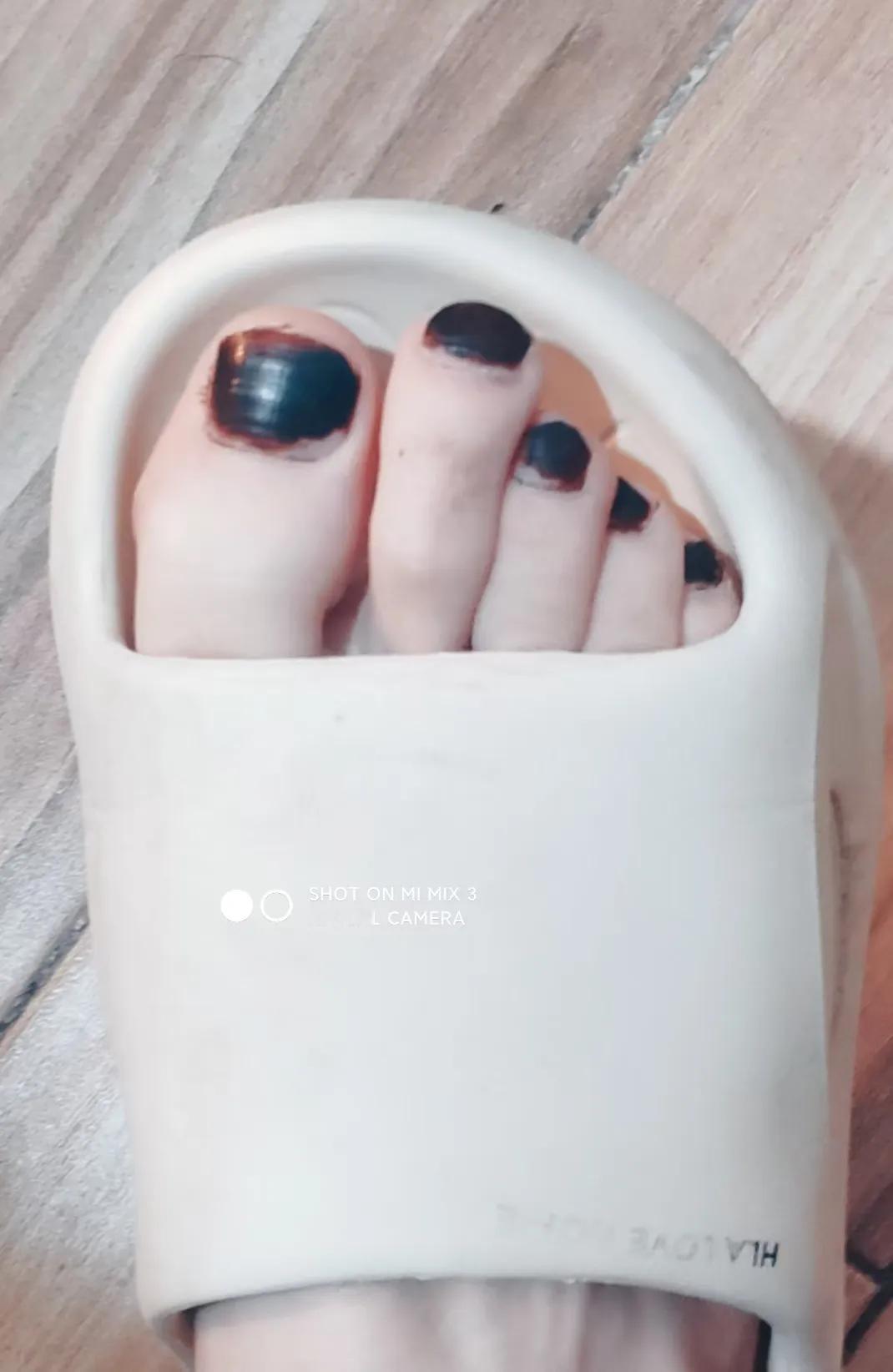 这不是美甲，我是纯爷们。
昨天被一个小学男生瞧见我的脚指头了，说了句：卧槽，男的