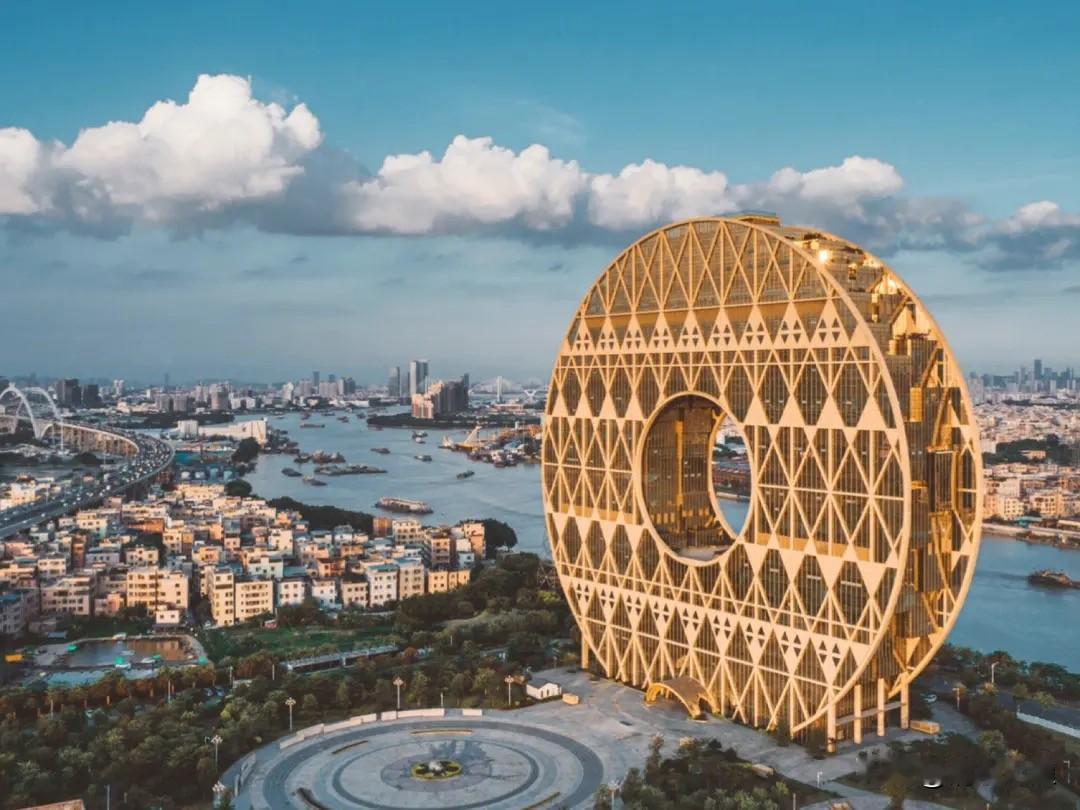 在广州，有这样一栋楼，外型像一个巨大的圆形铜钱，取个名字就花了10万元，可如今却