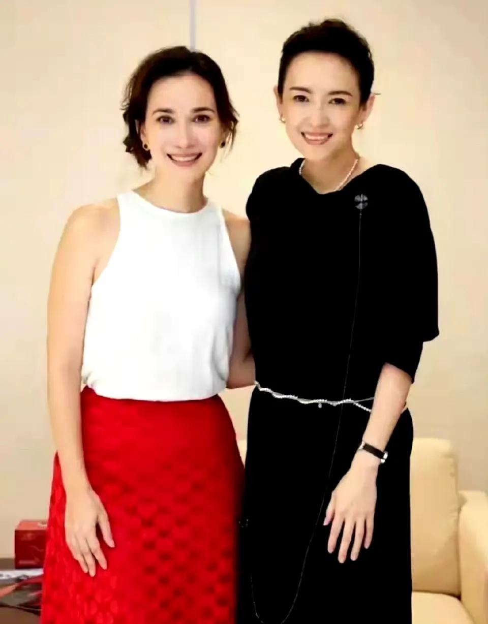 国际章真的是慢慢变老了，46岁的她和别人合照明显得不是状态很好。白色衣服的美女好