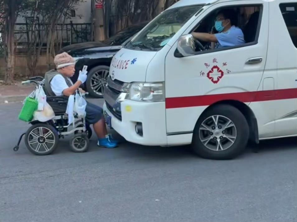 年龄大、有病，就能挡救护车？

8月5日，天津街头，一辆执行急救任务的救护车，被