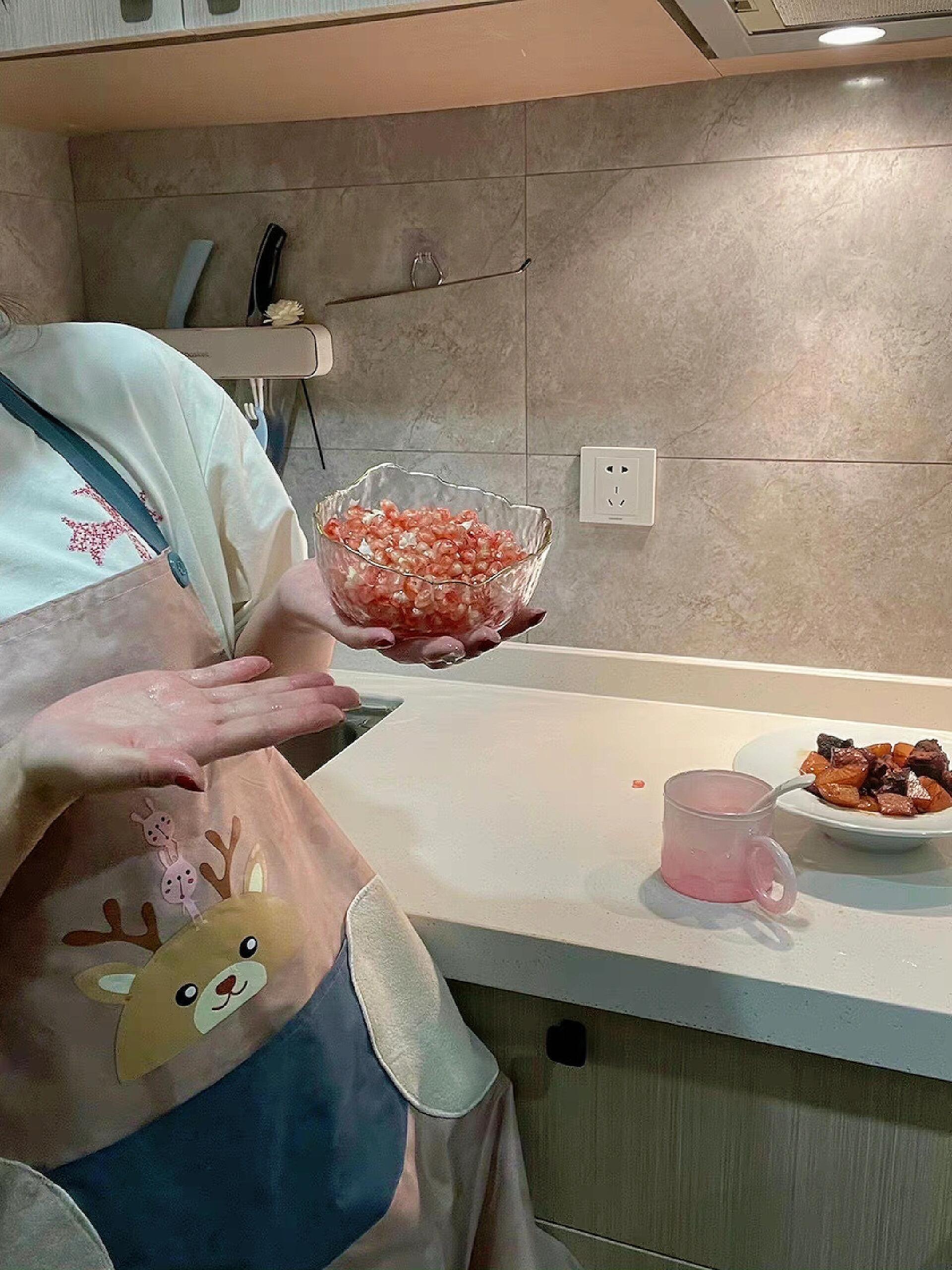 阴雨天 在家 做饭 和好朋友 好幸福第一次包饺子！！成功啦虽然有点丑哈哈哈哈哈 