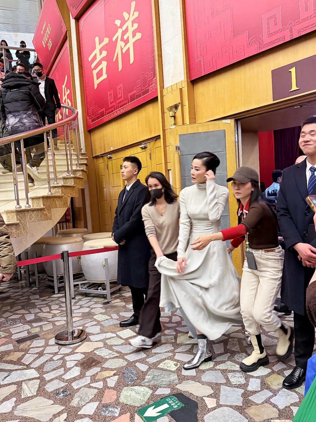 王菲彩排下班抓拍都好美好时髦 巨星不停留~春晚节目单春晚