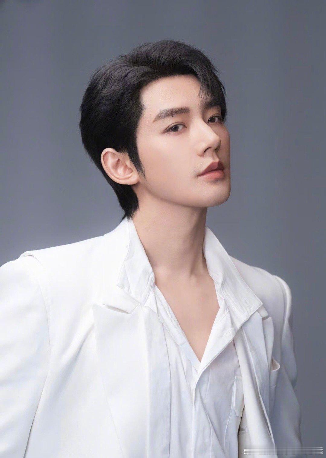 邓为哥哥白西装男大，好帅啊！｜邓为[心] ​​​