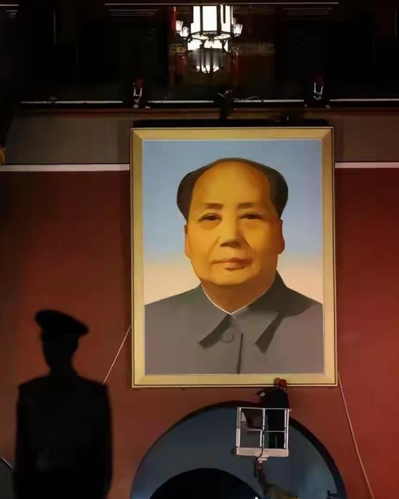 天安门城楼上，为何不悬挂毛主席的照片，反而要挂毛主席的画像?

这个问题看似细碎