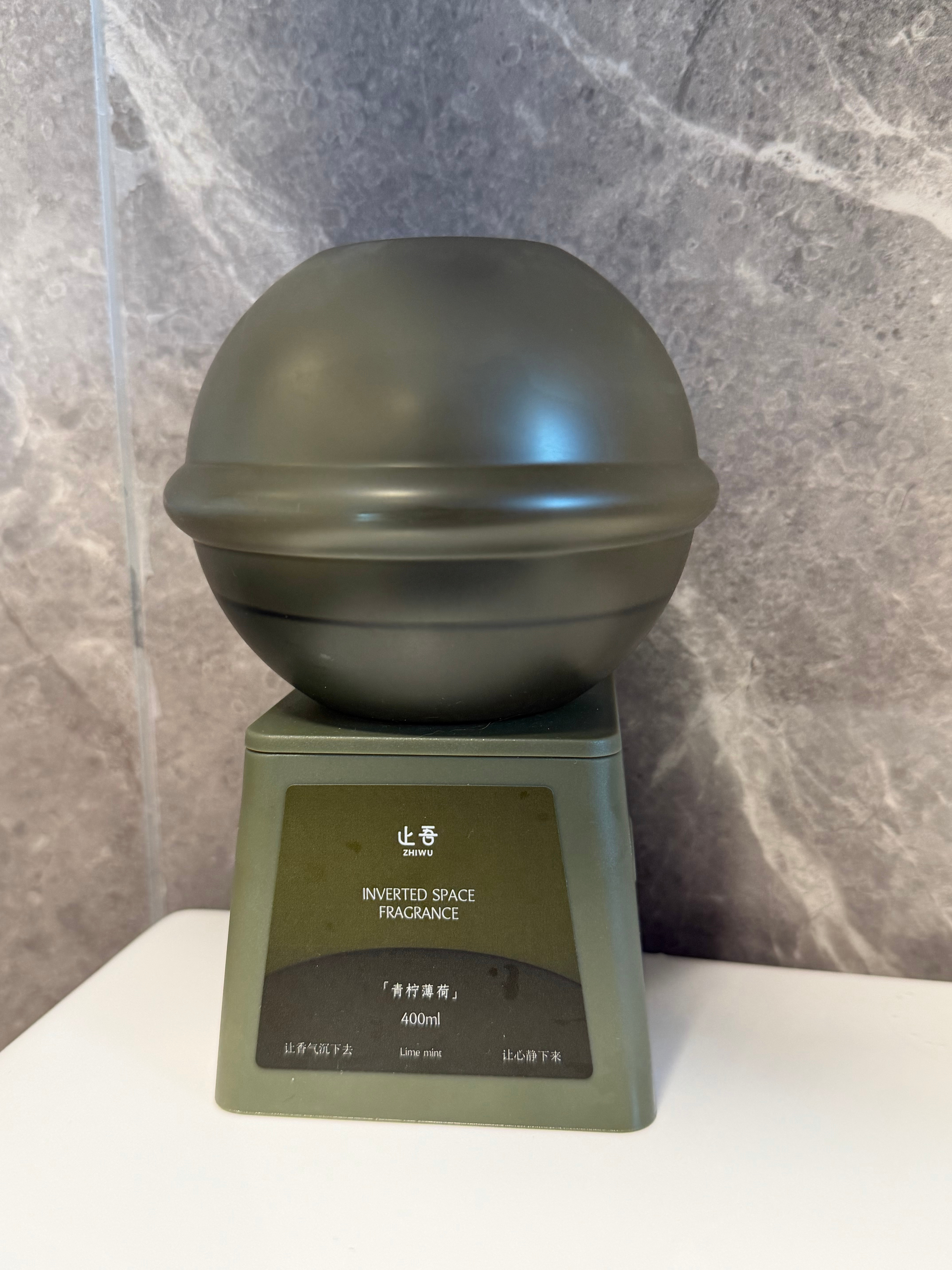 止吾香薰又上了 这瓶是青柠薄荷 放在厕所好几个月了 走近还有淡淡的香味 非常耐用
