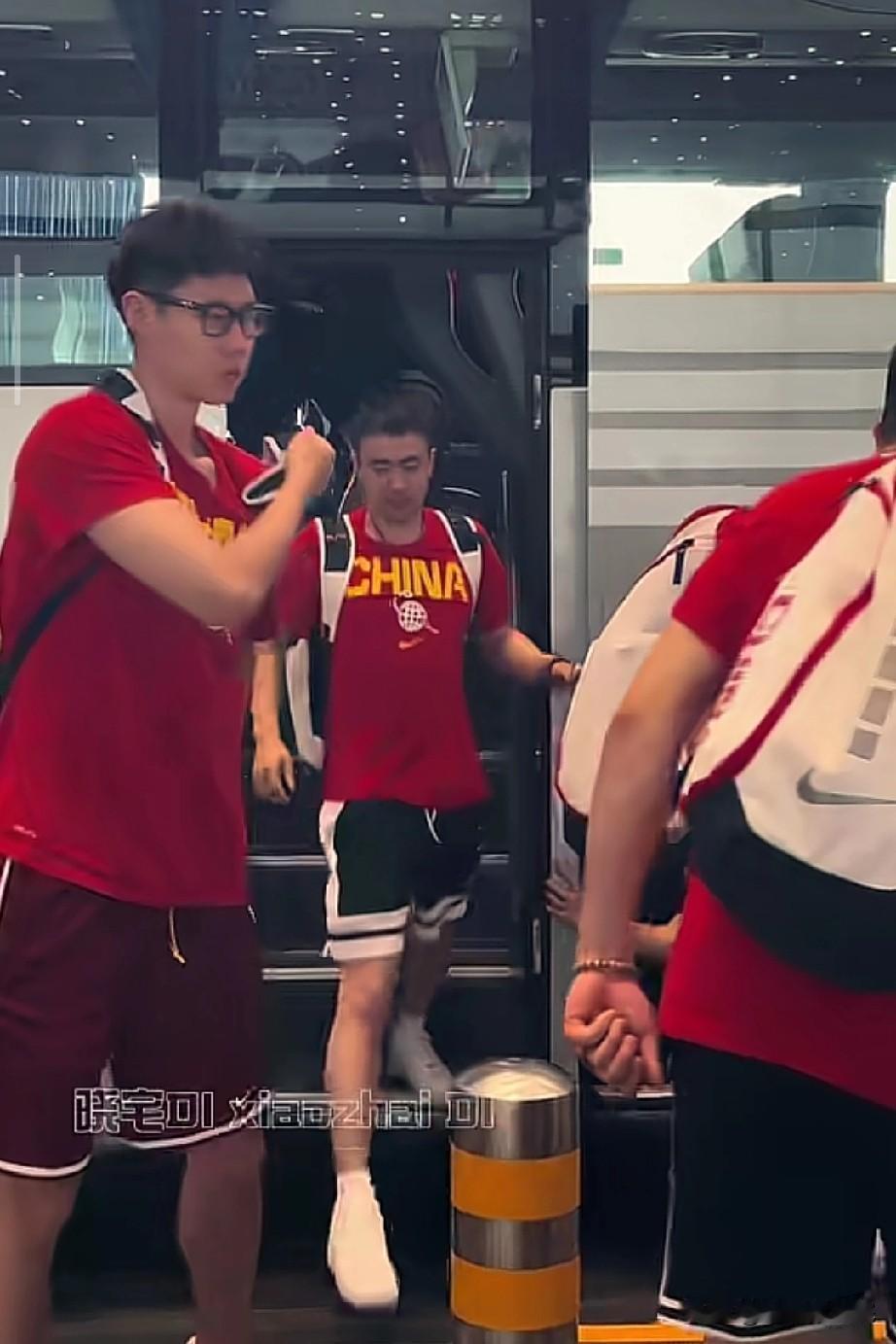 中国男篮启程前往海口备战四国邀请赛！

许久没露面的中国男篮今日启程前往海口，除