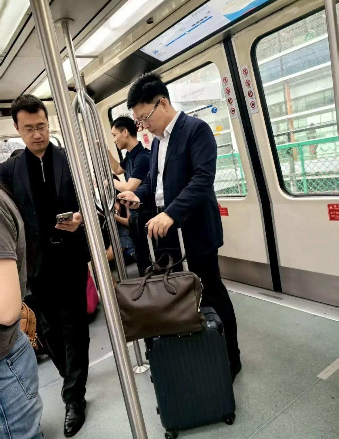 出门遇到了余承东，怎么办？