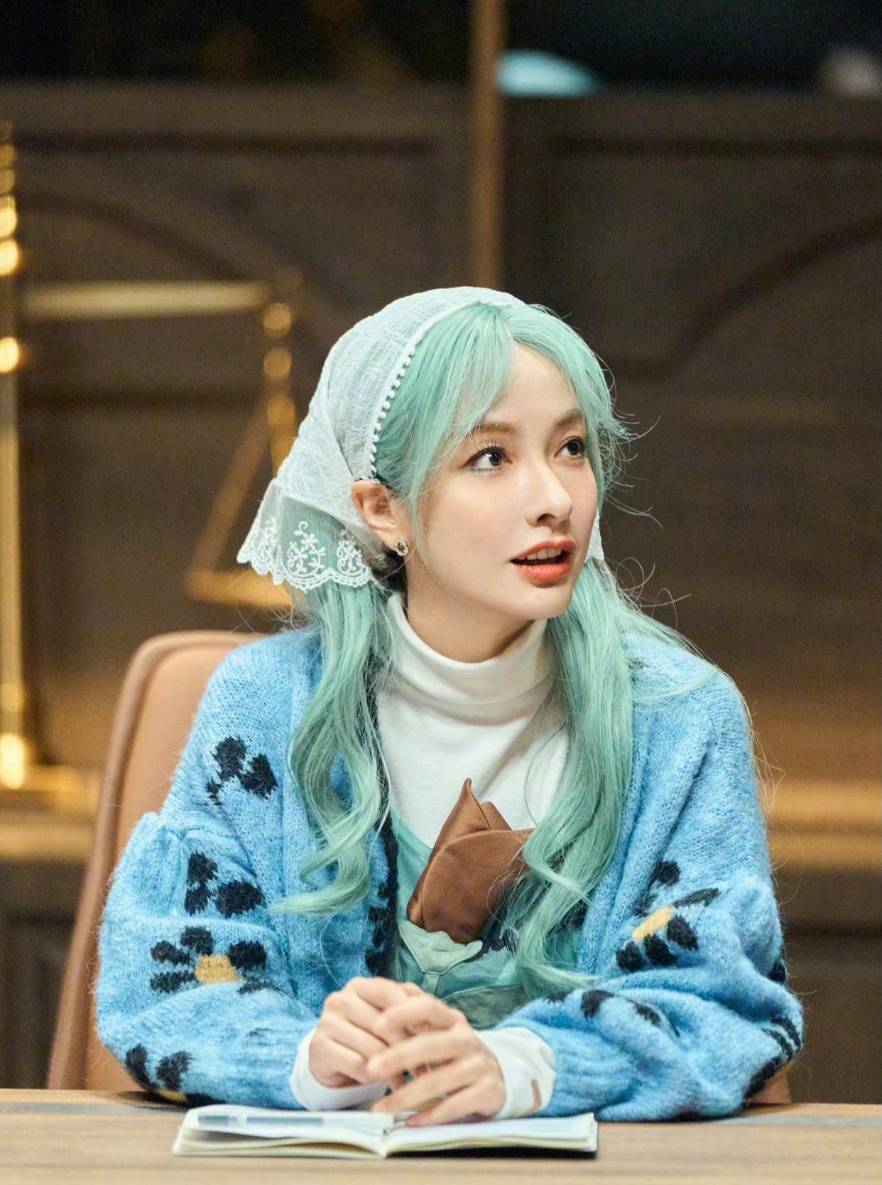 吴昕和绿发适配度好高，像极了童话故事书里的女主人公。绿长发大波浪+同色系雪纺花边