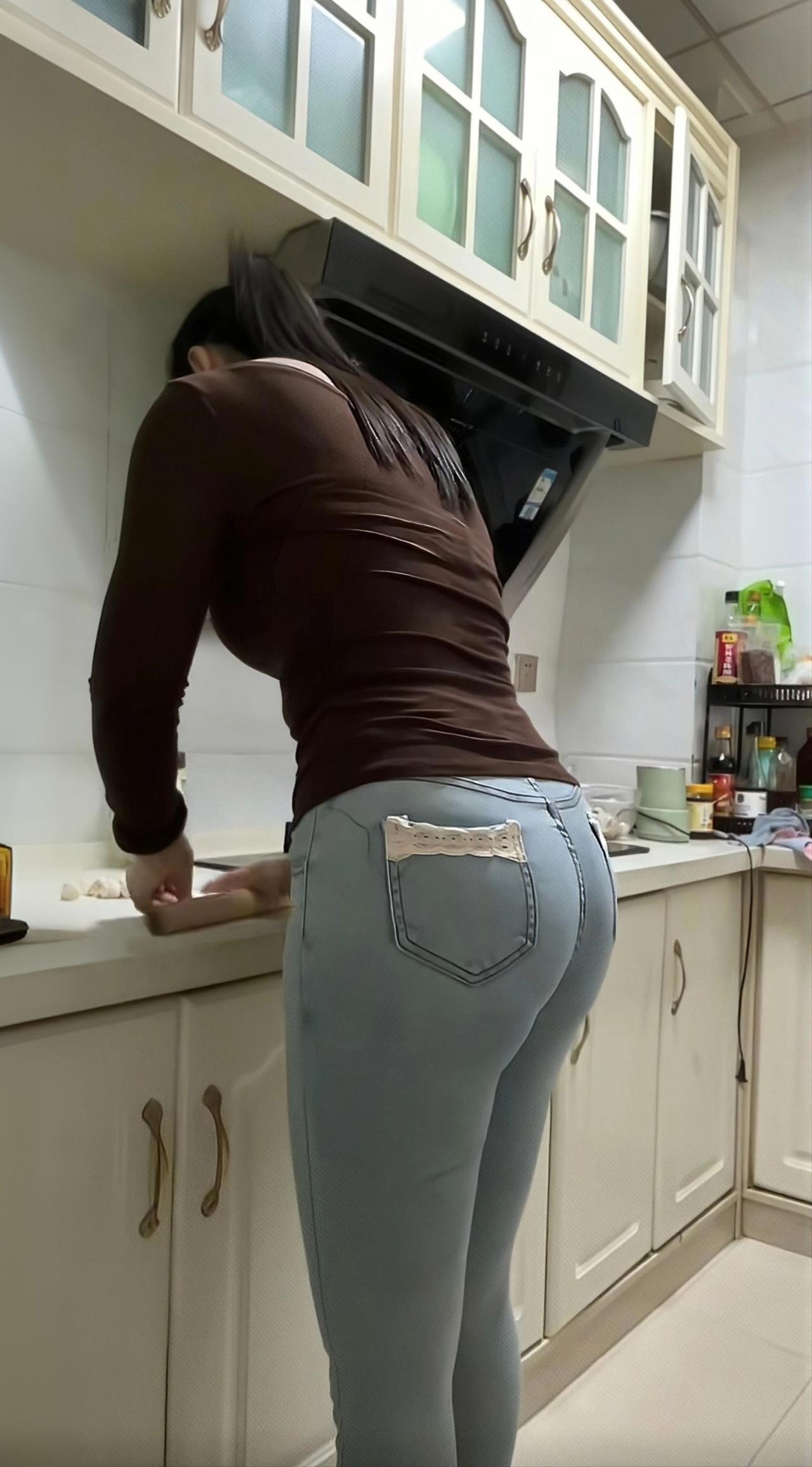 微胖滴女生好看还是苗条好看?大家说呢，评论区，喜欢微胖扣666，喜欢面条扣111