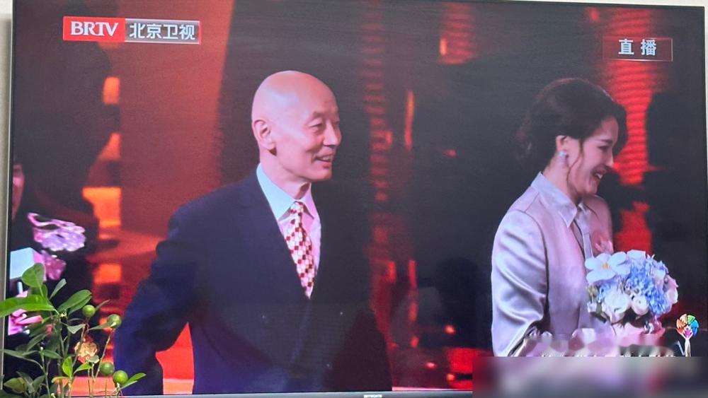 别再聊什么情怀了。《非诚勿扰3》根本不是重逢，是冯小刚、葛优、舒淇三个人的集体告