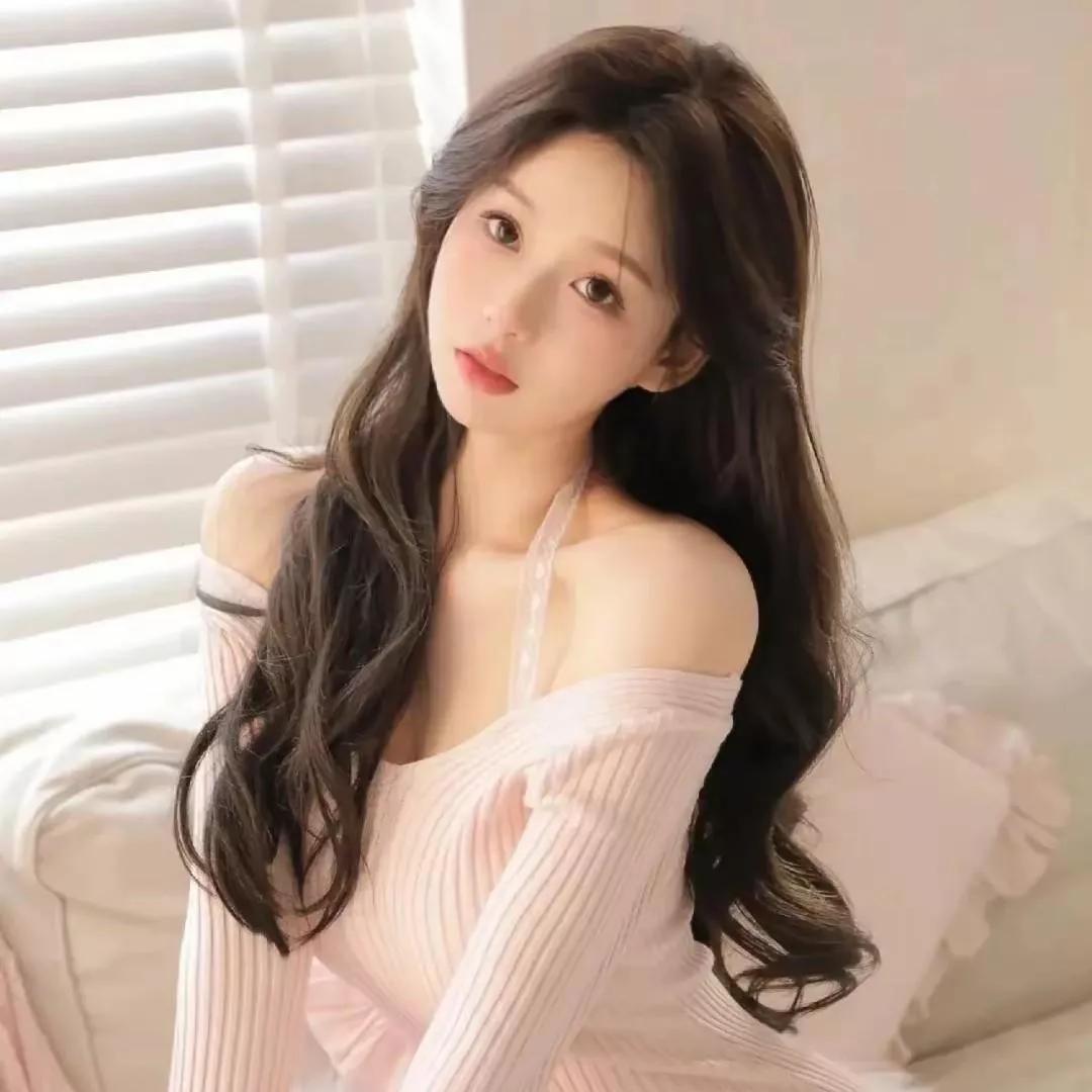 柔美少女，慵懒午后，粉色轻纱，光影交织，梦幻瞬间初秋少女感 紫裙花漾少女 轻纱裙