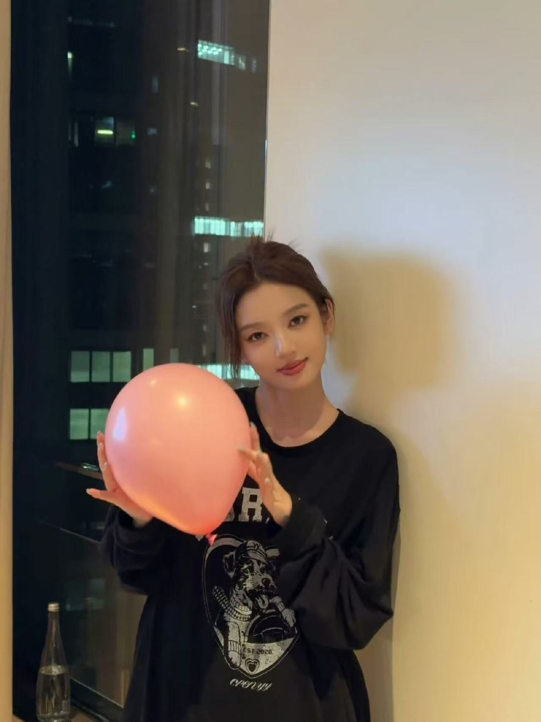 何瑞贤长发vs短发 长发温婉灵动，短发飒爽利落，何瑞贤的每一种造型都能精准戳中审