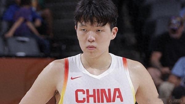 张镇麟和赵睿同时落选男篮集训名单中国男篮6月10日公布21人集训名单，杨瀚森、胡