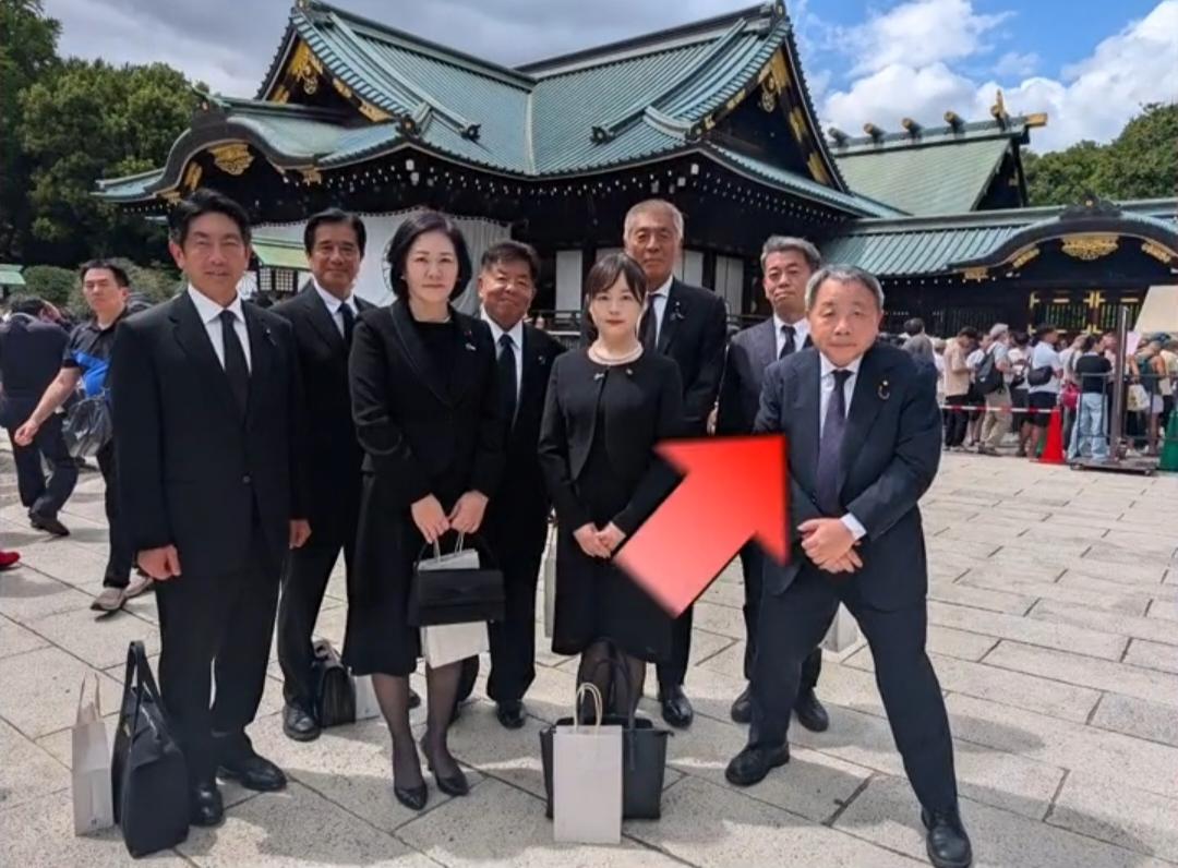 石平在8月15日和多名日本人一起参拜靖国神社。
从石平的站姿就能看出他是有多么的