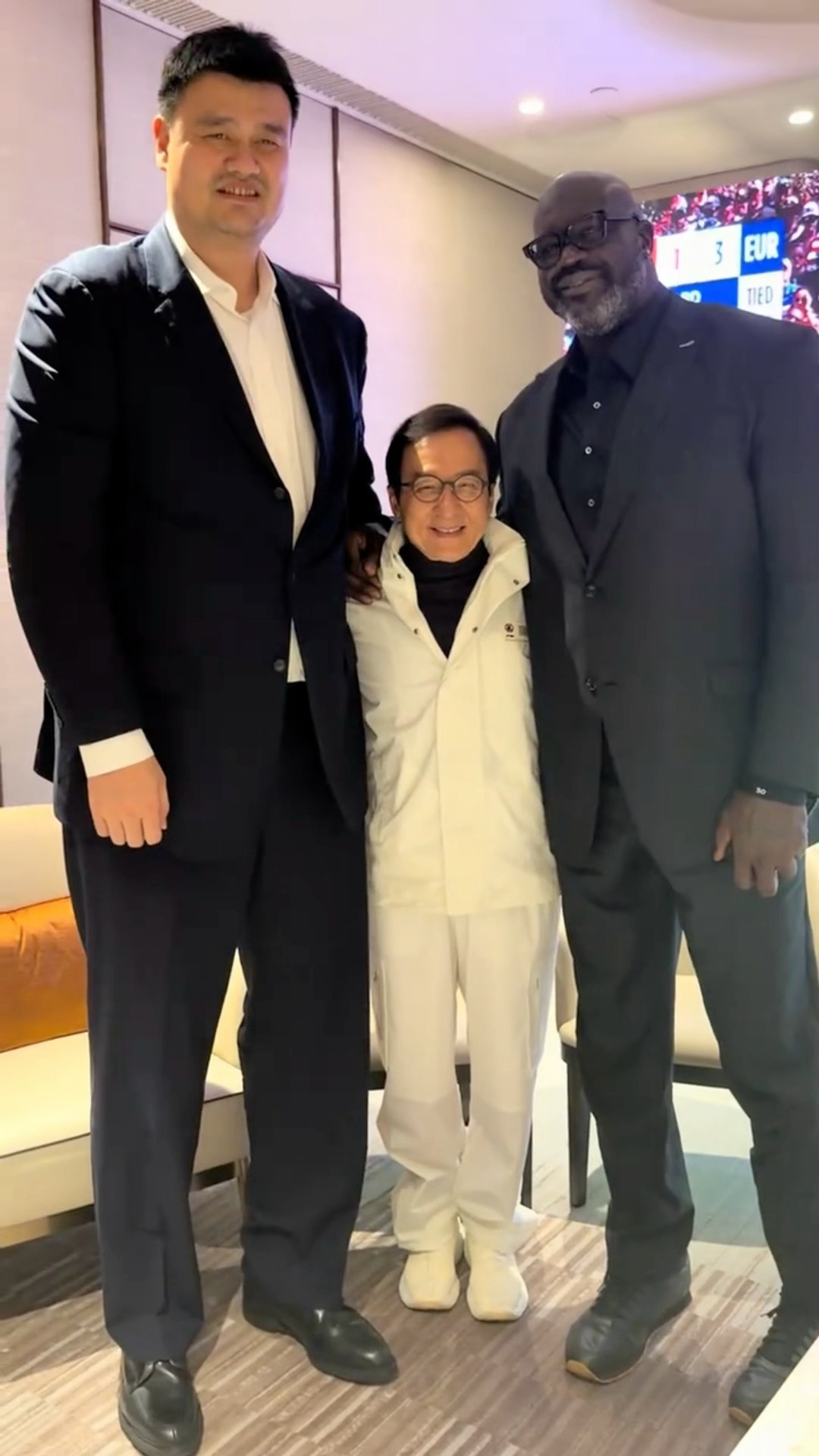 这合照给成龙拍成奶龙了[泪奔] ​​​