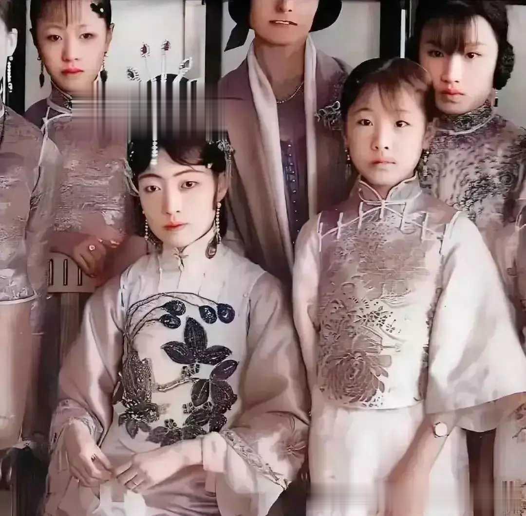 照片中这位居中而坐的美女就是末代皇帝溥仪的皇后婉容，这位拥有超高颜值的最后一位皇