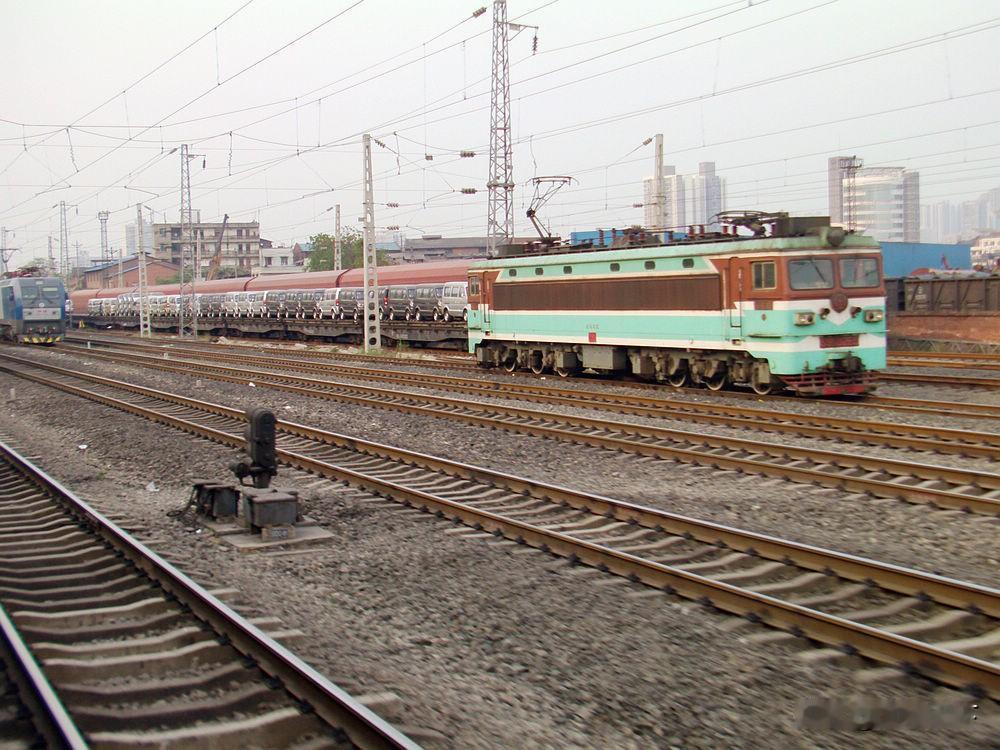 2013年乘坐小南海到梨树湾的通勤列车经过当时的重庆东站所拍，当时的重庆东站还是