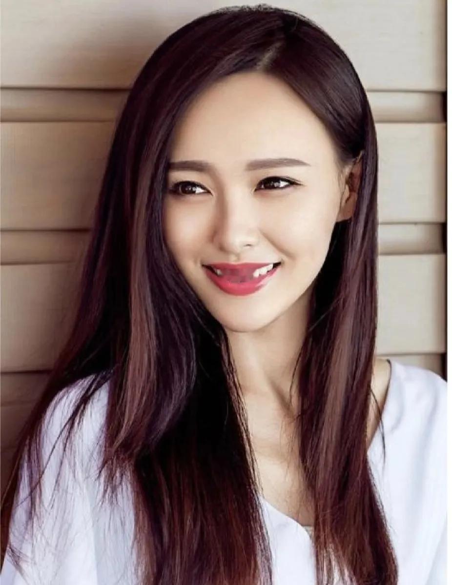 我给奶奶看了唐嫣的照片，奶奶沉默了很久
突然说一句话，她说这个女的是不是和丈夫十