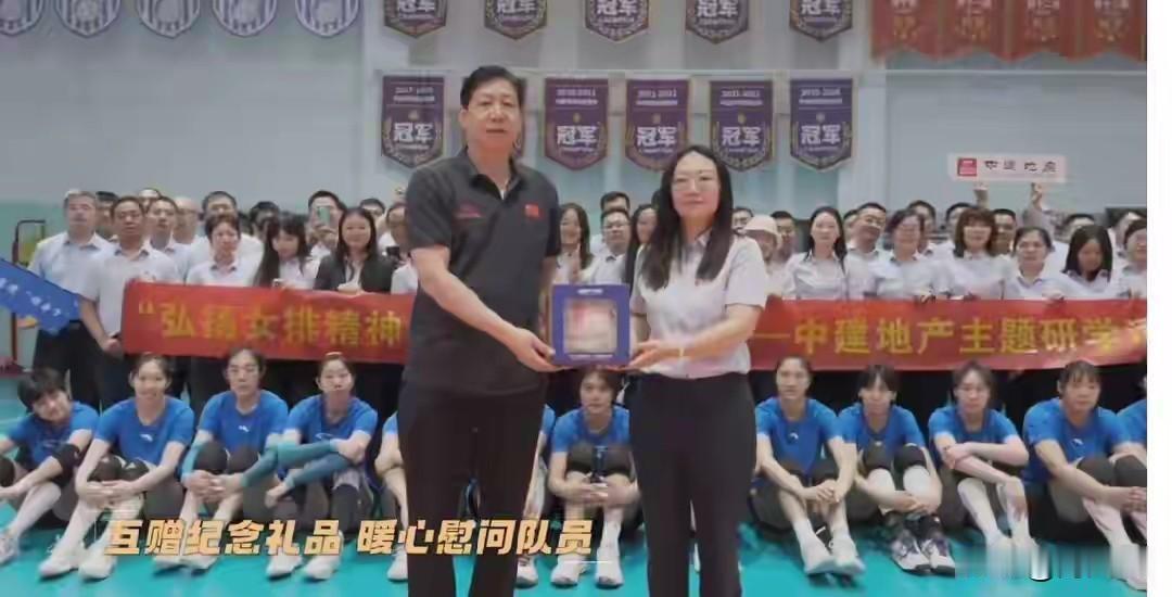 功勋教练王宝泉再出山
     功勋教头王宝泉再度执掌天津女排帅印，临危上任。执