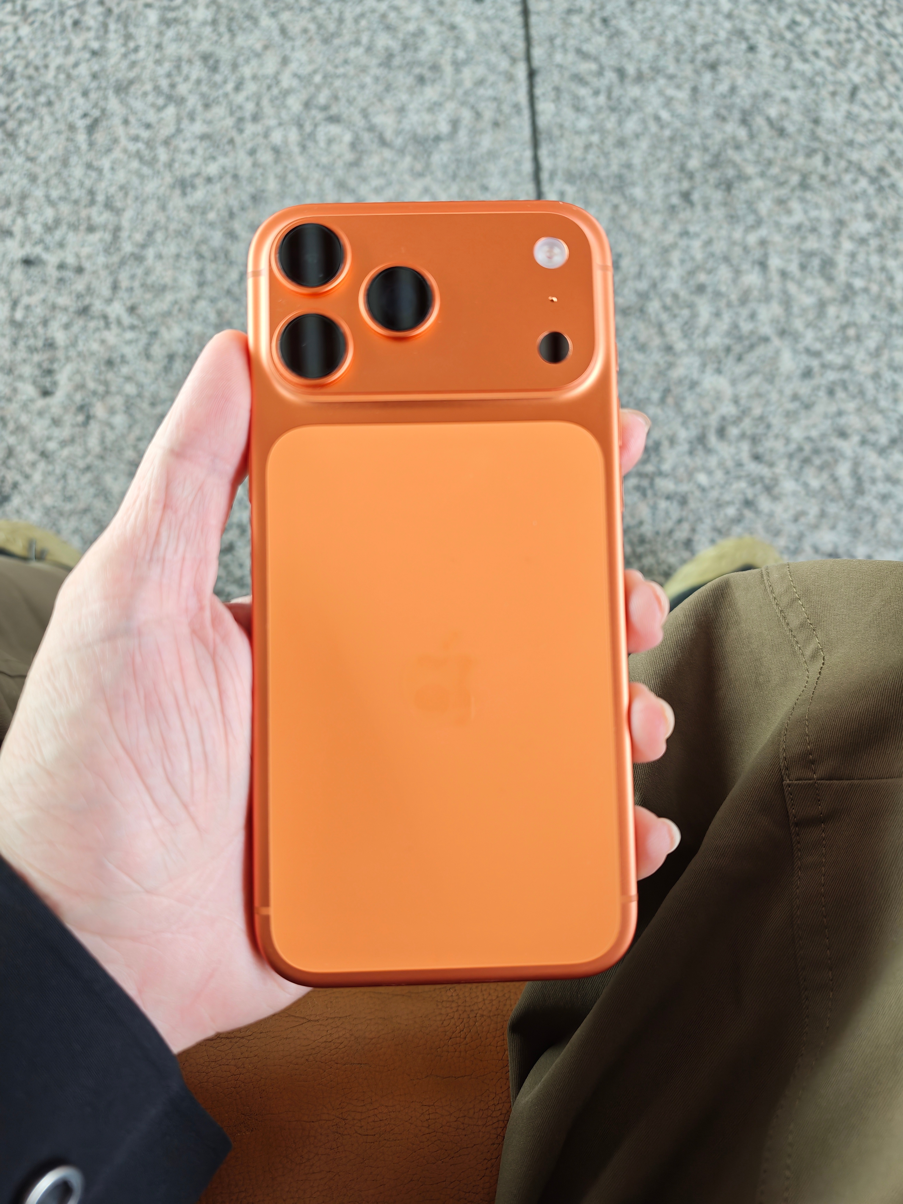 苹果彻查iPhone17Pro褪色我就用的橙色…目前没褪色[流鼻血]但是今年看到