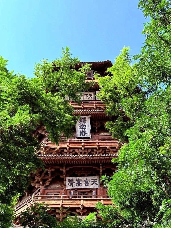 白人岩寺位于山西省忻州市代县，东邻雁门关，北倚恒山，因有白谷仙人坐化成峰，峰顶巨