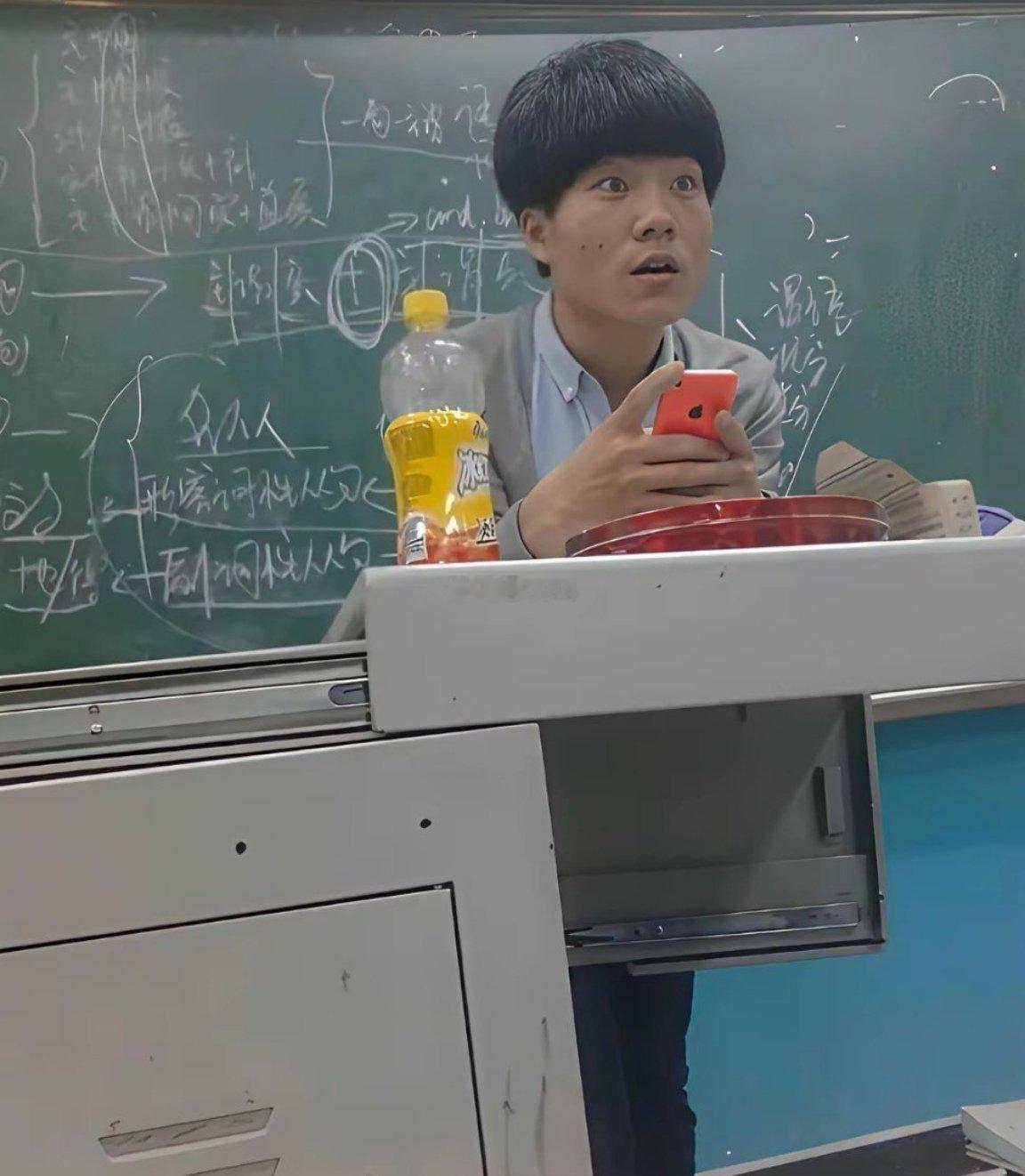 当年在新东方任教时的董宇辉，他应该没想到现在自己有多了不起吧 