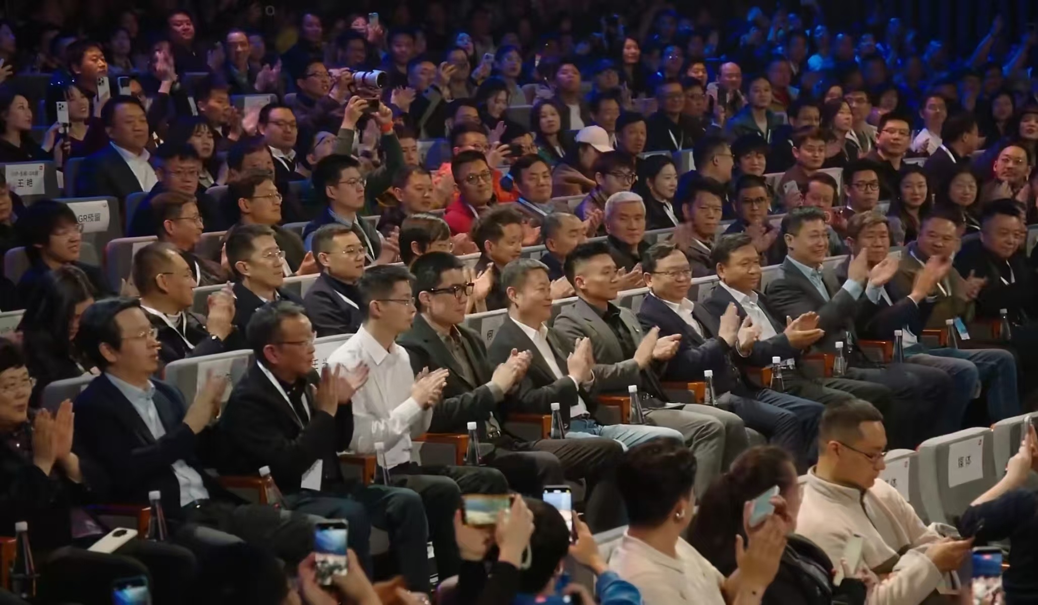 雷军和他的朋友……中国汽车行业的又一盛会！小米新SU7