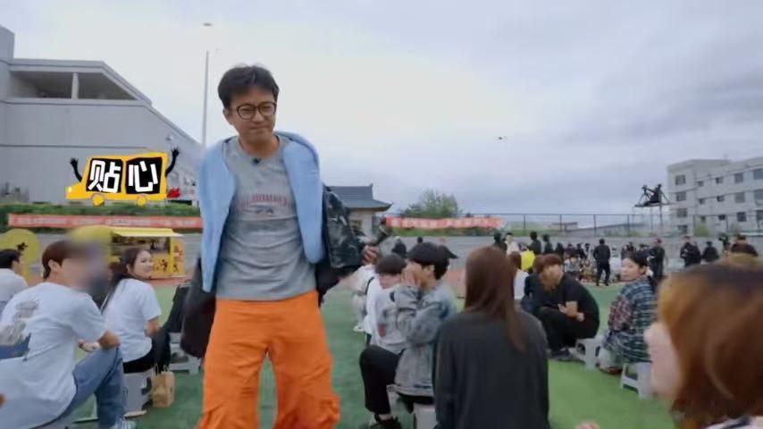 刚才看到邓超脱外套给观众那段，我直接被暖到。他看学生的眼神特慈祥，问“很冷吗”的